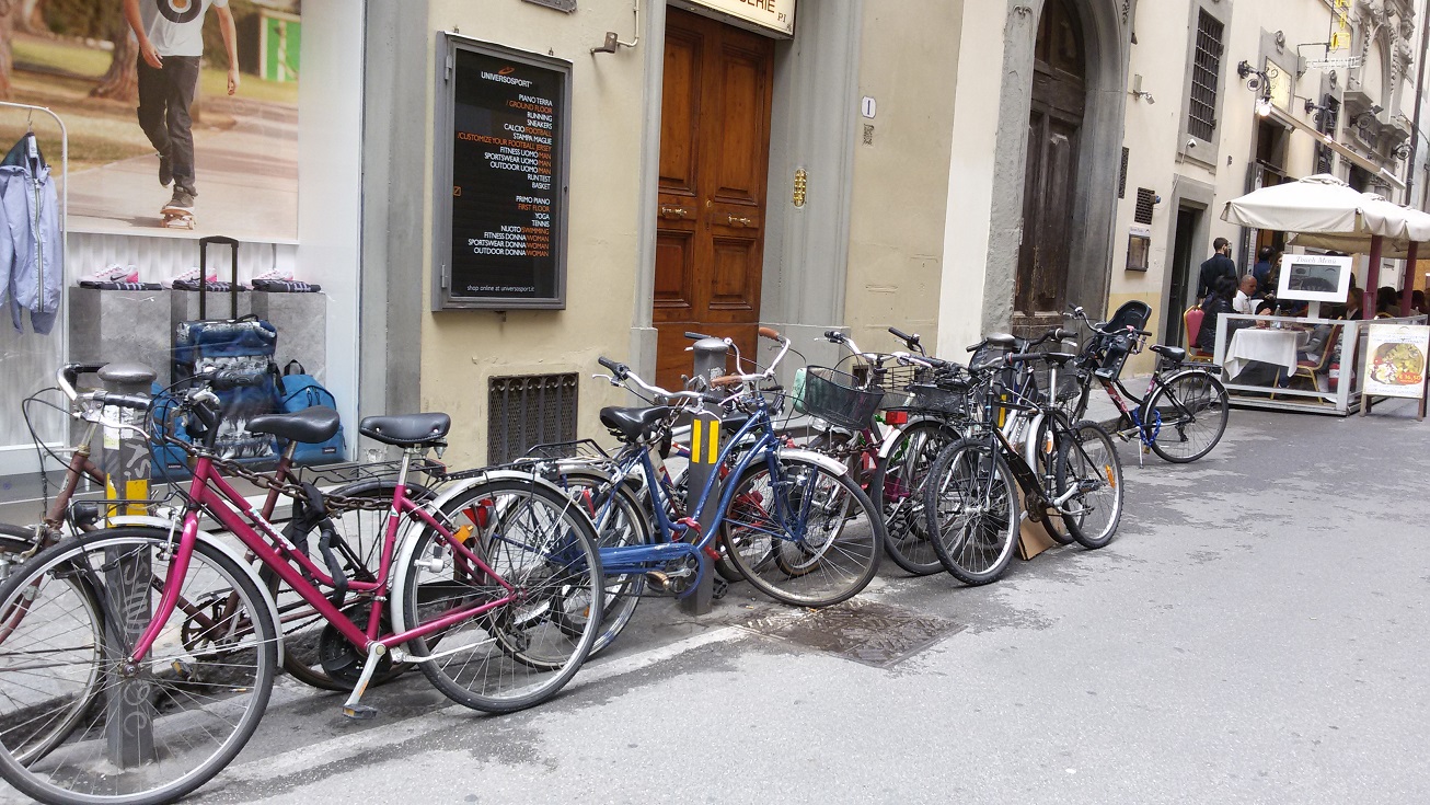 bici legate alle catene in fondo a v. Ricasoli