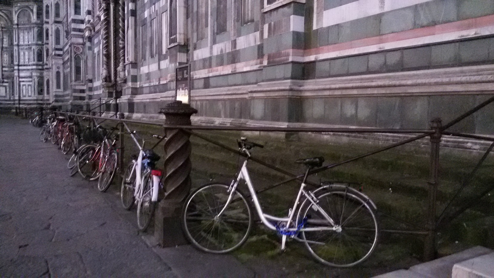 bici legate intorno al Duomo