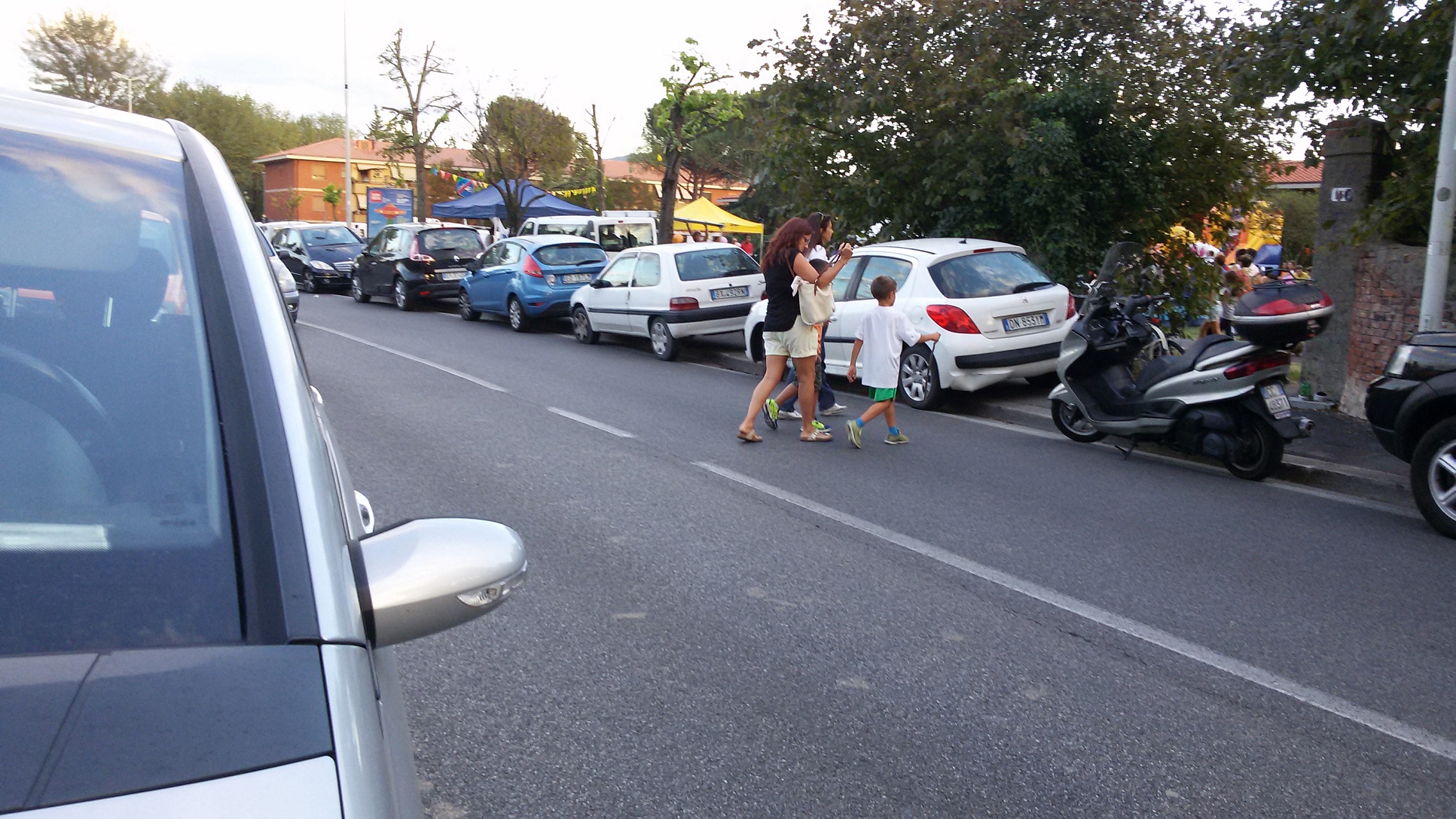 auto su marciapiedi a Festa sport