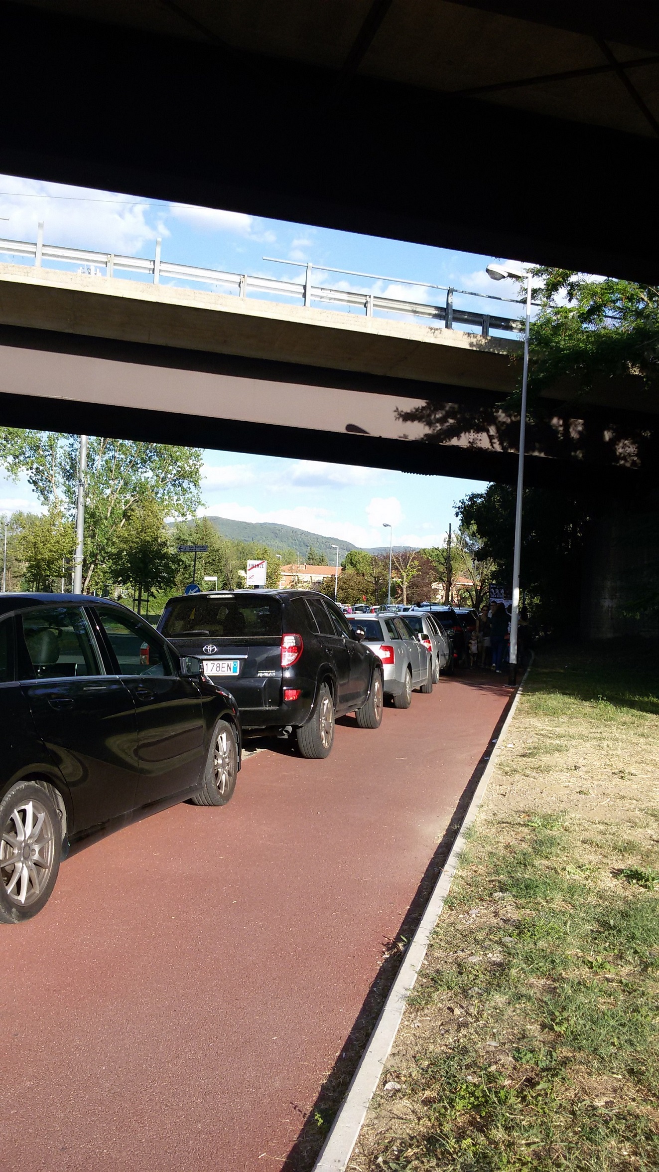 auto su pista ciclabile a Festa Sport