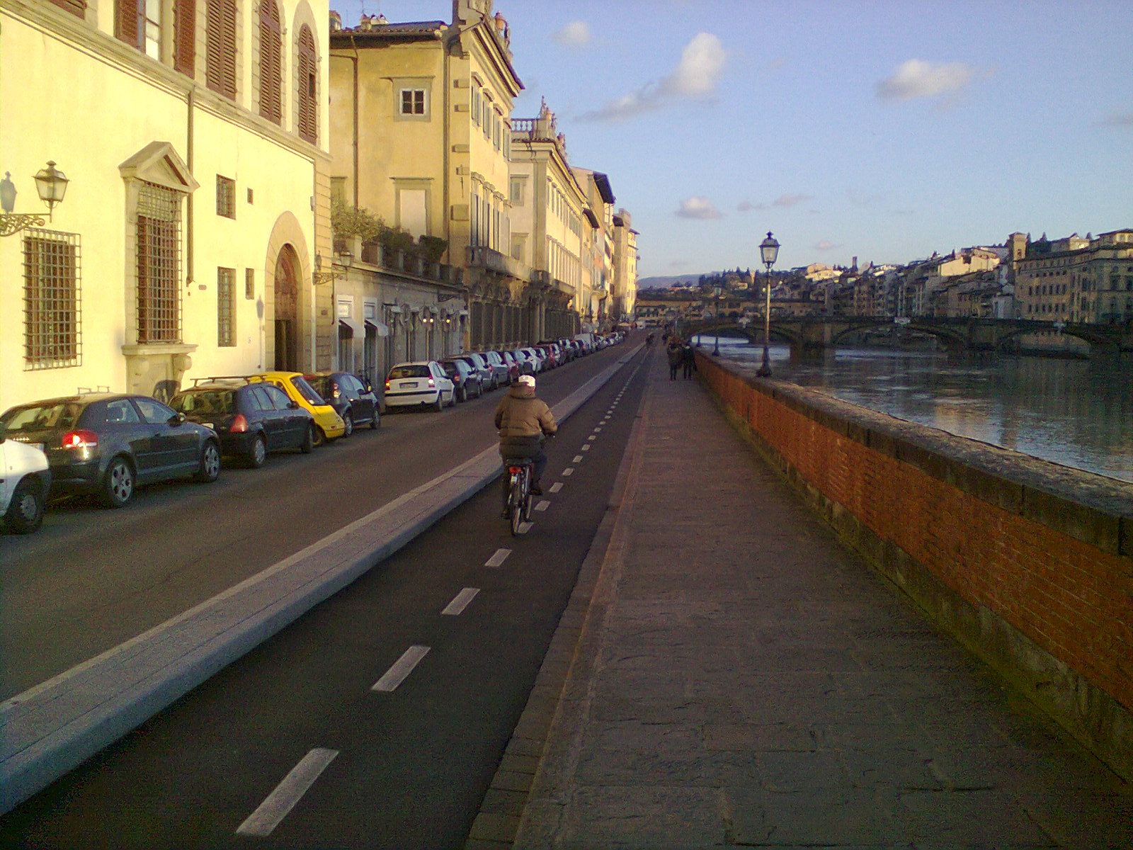 ciclista lungo l'ArnoFoto0615