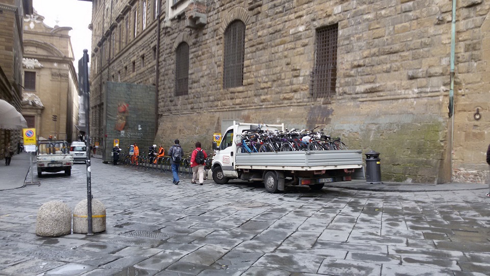 rastrelliere e bici rimosse via de'Gondi