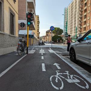 via delle Porte Nuove: nessuno usa le ciclabili?