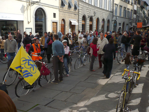 La manifestazione prima della partenza da piazza dei Ciompi