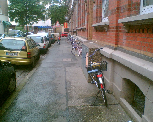 bici sul marciapiede davanti a casa nostra